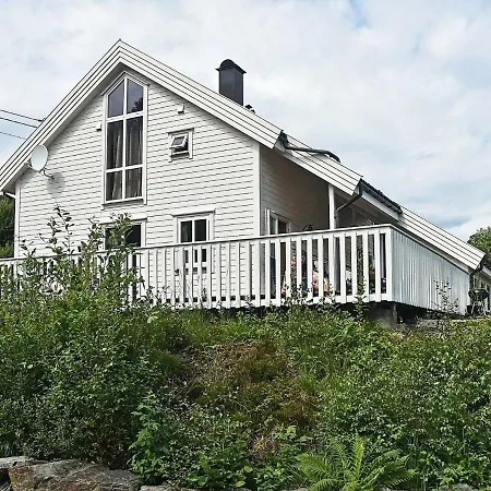 8 Person In Auklandshamn *