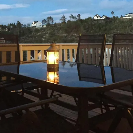 8 Person In Auklandshamn