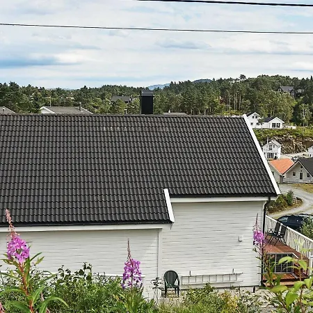 8 Person In Auklandshamn