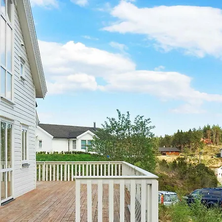 8 Person In Auklandshamn