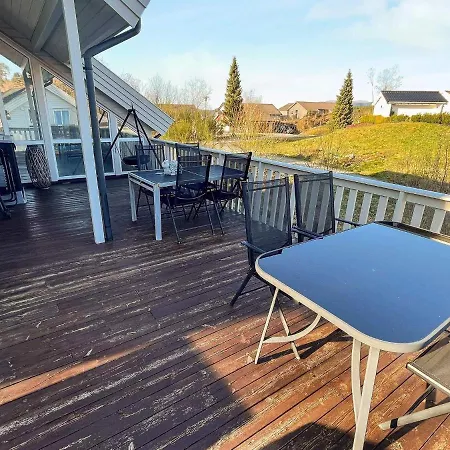 8 Person In Auklandshamn *