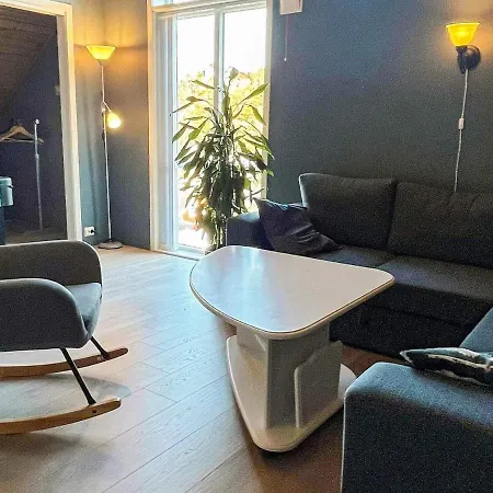8 Person In Auklandshamn *