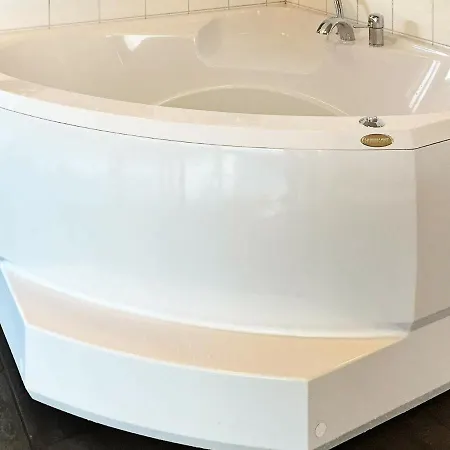 8 Person In Auklandshamn * Vestvik